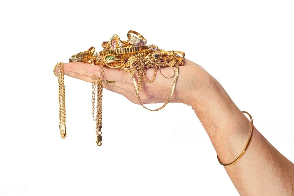 mano-con-joyas